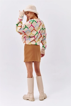 Bir model, Tuba Butik toptan giyim markasının 36216 - Skirt - Light Brown toptan Etek ürününü sergiliyor.