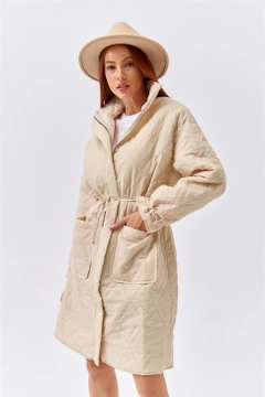 Una modella di abbigliamento all'ingrosso indossa 36238 - Coat - Beige, vendita all'ingrosso turca di Cappotto di Tuba Butik