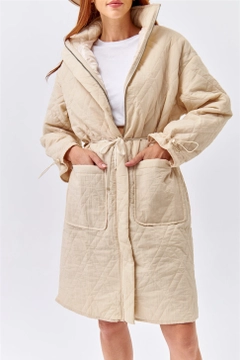 Una modella di abbigliamento all'ingrosso indossa 36238 - Coat - Beige, vendita all'ingrosso turca di Cappotto di Tuba Butik