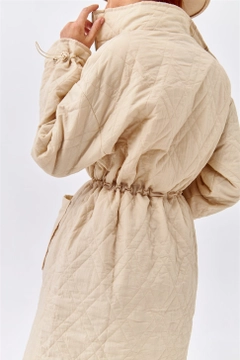 Ένα μοντέλο χονδρικής πώλησης ρούχων φοράει 36238 - Coat - Beige, τούρκικο Σακάκι χονδρικής πώλησης από Tuba Butik