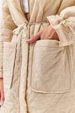 Ein Bekleidungsmodell aus dem Großhandel trägt 36238 - Coat - Beige, türkischer Großhandel Mantel von Tuba Butik
