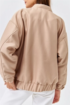 Ein Bekleidungsmodell aus dem Großhandel trägt 36270 - Coat - Beige, türkischer Großhandel Mantel von Tuba Butik