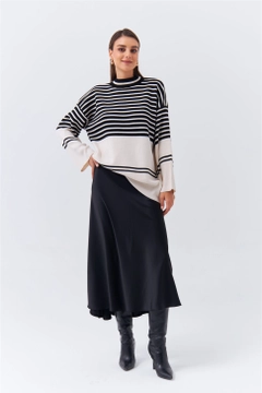 Ein Bekleidungsmodell aus dem Großhandel trägt 36295 - Sweater - Cream, türkischer Großhandel Pullover von Tuba Butik