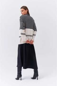 Een kledingmodel uit de groothandel draagt 36295 - Sweater - Cream, Turkse groothandel Trui van Tuba Butik