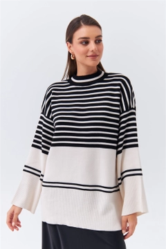 Una modella di abbigliamento all'ingrosso indossa 36295 - Sweater - Cream, vendita all'ingrosso turca di Maglione di Tuba Butik