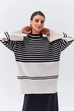 A wholesale clothing model wears 36295 - Sweater - Cream, Turkish wholesale Sweater of Tuba Butik