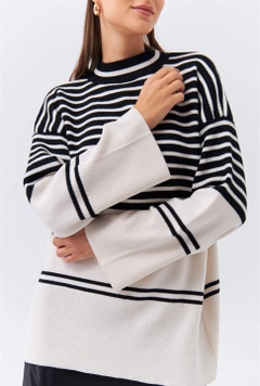 Una modelo de ropa al por mayor lleva 36295 - Sweater - Cream, Jersey turco al por mayor de Tuba Butik