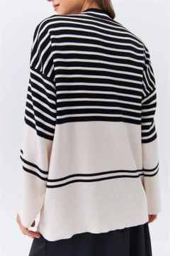 Bir model, Tuba Butik toptan giyim markasının 36295 - Sweater - Cream toptan Kazak ürününü sergiliyor.