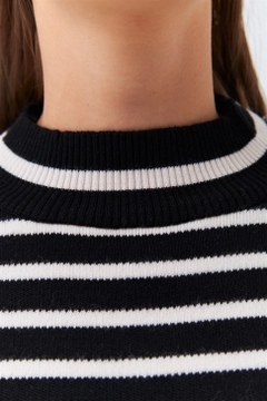 Модел на дрехи на едро носи 36295 - Sweater - Cream, турски едро пуловер на Tuba Butik