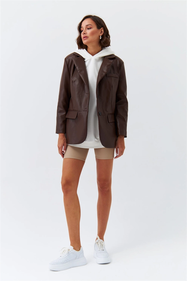 Ein Bekleidungsmodell aus dem Großhandel trägt 36333 - Jacket - Brown, türkischer Großhandel Jacke von Tuba Butik