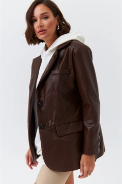 Ένα μοντέλο χονδρικής πώλησης ρούχων φοράει 36333 - Jacket - Brown, τούρκικο Μπουφάν χονδρικής πώλησης από Tuba Butik