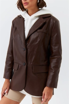 Ένα μοντέλο χονδρικής πώλησης ρούχων φοράει 36333 - Jacket - Brown, τούρκικο Μπουφάν χονδρικής πώλησης από Tuba Butik