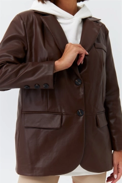 Una modella di abbigliamento all'ingrosso indossa 36333 - Jacket - Brown, vendita all'ingrosso turca di Giacca di Tuba Butik