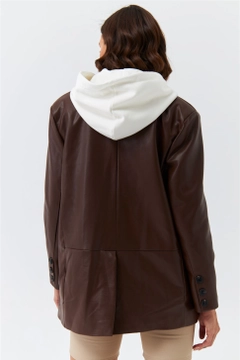 Bir model, Tuba Butik toptan giyim markasının 36333 - Jacket - Brown toptan Ceket ürününü sergiliyor.