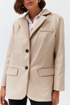 Bir model, Tuba Butik toptan giyim markasının 36336 - Jacket - Stone toptan Ceket ürününü sergiliyor.