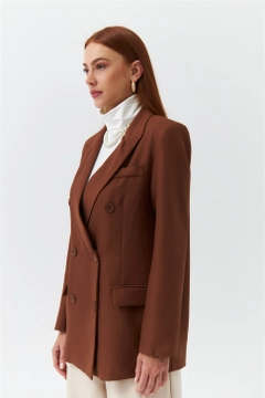 Ein Bekleidungsmodell aus dem Großhandel trägt 36342 - Jacket - Brown, türkischer Großhandel Jacke von Tuba Butik