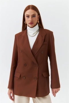 Ένα μοντέλο χονδρικής πώλησης ρούχων φοράει 36342 - Jacket - Brown, τούρκικο Μπουφάν χονδρικής πώλησης από Tuba Butik