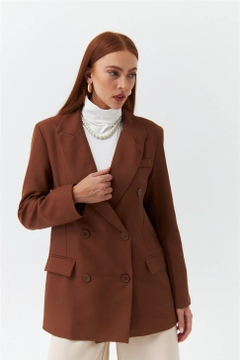 Una modella di abbigliamento all'ingrosso indossa 36342 - Jacket - Brown, vendita all'ingrosso turca di Giacca di Tuba Butik