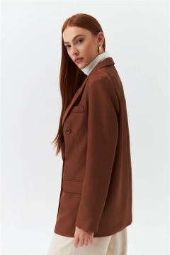 Bir model, Tuba Butik toptan giyim markasının 36342 - Jacket - Brown toptan Ceket ürününü sergiliyor.