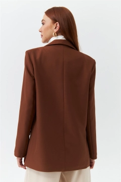 Ein Bekleidungsmodell aus dem Großhandel trägt 36342 - Jacket - Brown, türkischer Großhandel Jacke von Tuba Butik