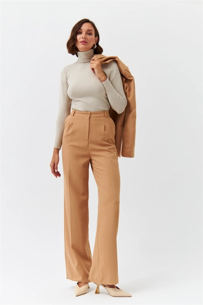 A model wears 36346 - Pants - Camel, wholesale Pants of Tuba Butik to display at Lonca