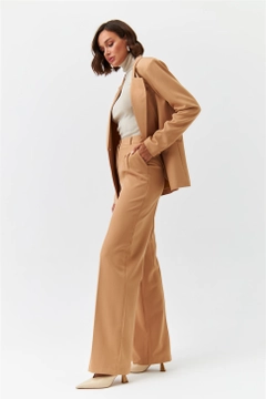 Bir model, Tuba Butik toptan giyim markasının 36346 - Pants - Camel toptan Pantolon ürününü sergiliyor.