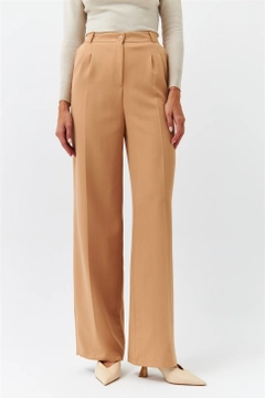Bir model, Tuba Butik toptan giyim markasının 36346 - Pants - Camel toptan Pantolon ürününü sergiliyor.