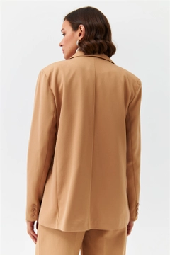 Una modella di abbigliamento all'ingrosso indossa 36355 - Jacket - Camel, vendita all'ingrosso turca di Giacca di Tuba Butik