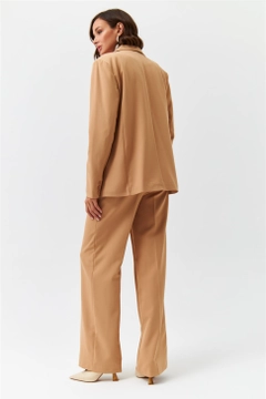 Ένα μοντέλο χονδρικής πώλησης ρούχων φοράει 36355 - Jacket - Camel, τούρκικο Μπουφάν χονδρικής πώλησης από Tuba Butik