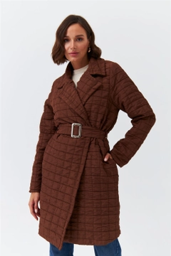 Bir model, Tuba Butik toptan giyim markasının 36367 - Jacket - Brown toptan Ceket ürününü sergiliyor.