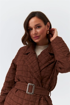Bir model, Tuba Butik toptan giyim markasının 36367 - Jacket - Brown toptan Ceket ürününü sergiliyor.