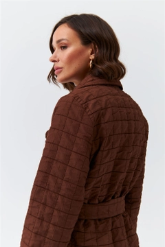 Ein Bekleidungsmodell aus dem Großhandel trägt 36367 - Jacket - Brown, türkischer Großhandel Jacke von Tuba Butik