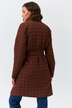Una modelo de ropa al por mayor lleva 36367 - Jacket - Brown, Chaqueta turco al por mayor de Tuba Butik