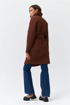 Una modella di abbigliamento all'ingrosso indossa 36367 - Jacket - Brown, vendita all'ingrosso turca di Giacca di Tuba Butik