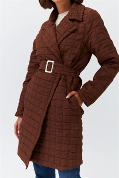 Una modella di abbigliamento all'ingrosso indossa 36367 - Jacket - Brown, vendita all'ingrosso turca di Giacca di Tuba Butik