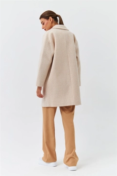 Bir model, Tuba Butik toptan giyim markasının 36370 - Coat - Stone toptan Kaban ürününü sergiliyor.