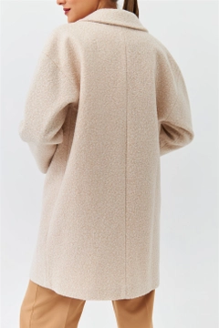 Ein Bekleidungsmodell aus dem Großhandel trägt 36370 - Coat - Stone, türkischer Großhandel Mantel von Tuba Butik