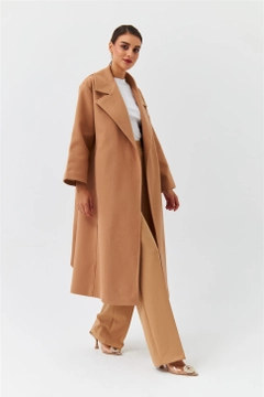 Ένα μοντέλο χονδρικής πώλησης ρούχων φοράει 36375 - Coat - Camel, τούρκικο Σακάκι χονδρικής πώλησης από Tuba Butik