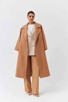 Ein Bekleidungsmodell aus dem Großhandel trägt 36375 - Coat - Camel, türkischer Großhandel Mantel von Tuba Butik