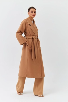 Bir model, Tuba Butik toptan giyim markasının 36375 - Coat - Camel toptan Kaban ürününü sergiliyor.