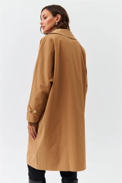 Ein Bekleidungsmodell aus dem Großhandel trägt 36379 - Trenchcoat - Camel, türkischer Großhandel Trenchcoat von Tuba Butik