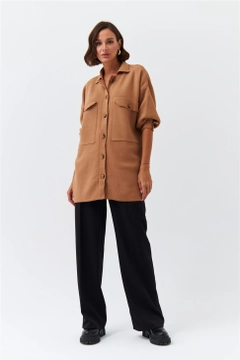 Ein Bekleidungsmodell aus dem Großhandel trägt 36390 - Cardigan - Light Brown, türkischer Großhandel Strickjacke von Tuba Butik