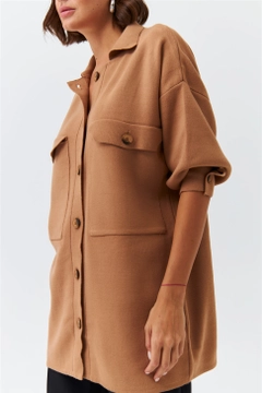 Bir model, Tuba Butik toptan giyim markasının 36390 - Cardigan - Light Brown toptan Hırka ürününü sergiliyor.