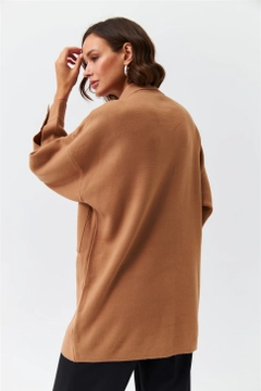Een kledingmodel uit de groothandel draagt 36390 - Cardigan - Light Brown, Turkse groothandel Vest van Tuba Butik