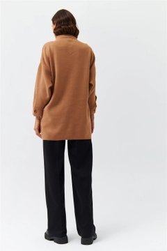 Una modella di abbigliamento all'ingrosso indossa 36390 - Cardigan - Light Brown, vendita all'ingrosso turca di Cardigan di Tuba Butik