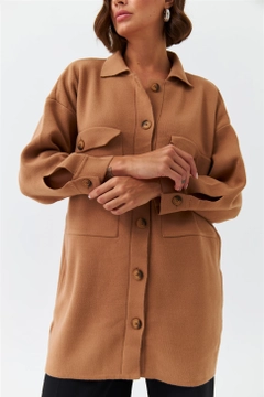 Una modella di abbigliamento all'ingrosso indossa 36390 - Cardigan - Light Brown, vendita all'ingrosso turca di Cardigan di Tuba Butik