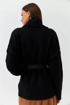A wholesale clothing model wears 37552 - Sweater - Black, Turkish wholesale Sweater of Tuba Butik