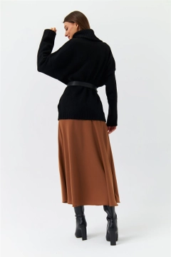 Een kledingmodel uit de groothandel draagt 37552 - Sweater - Black, Turkse groothandel Trui van Tuba Butik