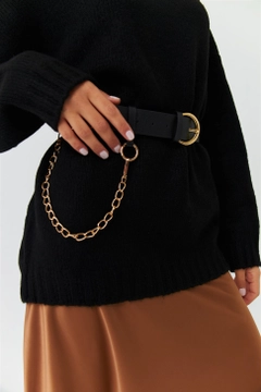 Bir model, Tuba Butik toptan giyim markasının 37552 - Sweater - Black toptan Kazak ürününü sergiliyor.