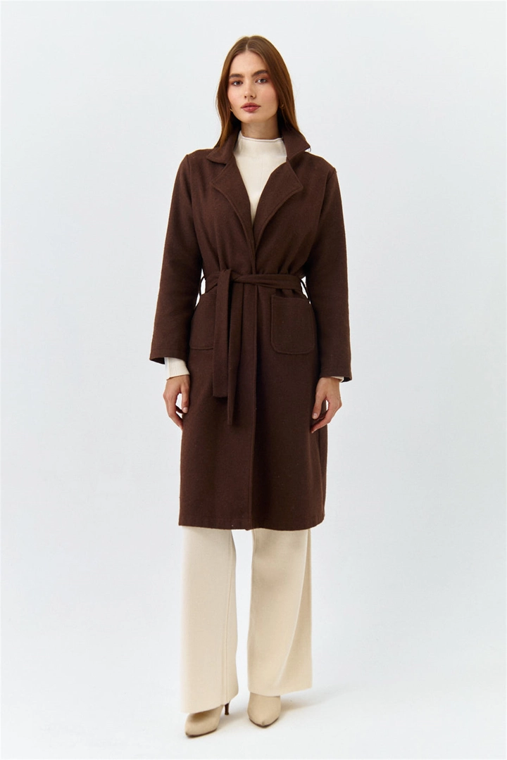 Ein Bekleidungsmodell aus dem Großhandel trägt 37561 - Coat - Brown, türkischer Großhandel Mantel von Tuba Butik
